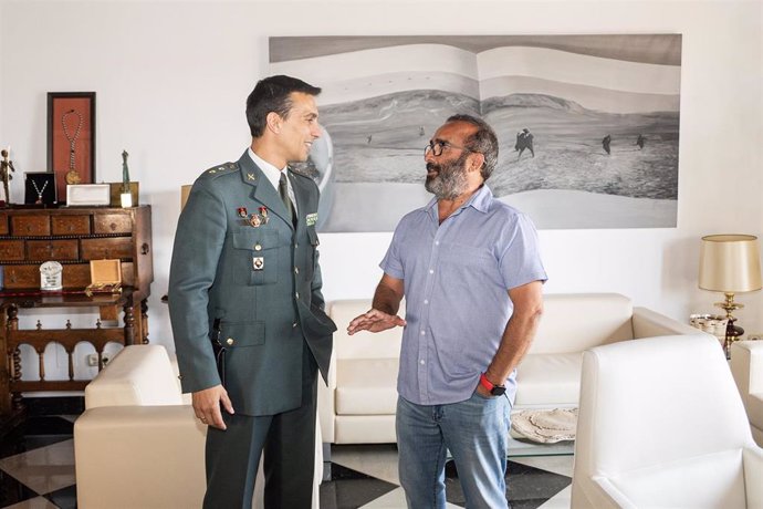 El presidente de la Diputación Provincial de Cáceres, Miguel Ángel Morales, y el teniente coronel Jefe de Operaciones de la Comandancia de la Guardia Civil de Cáceres, Álvaro Rehecho Roche