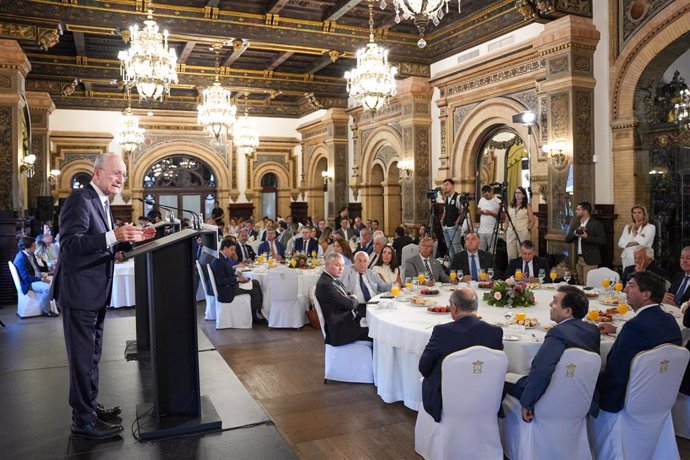 El alcalde de Málaga, Francisco de la Torre (i) en un desayuno-coloquio sobre 'El papel de las ciudades en el siglo XXI' en el que ha sido presentado por el alcalde de Sevilla, José Luis Sanz.