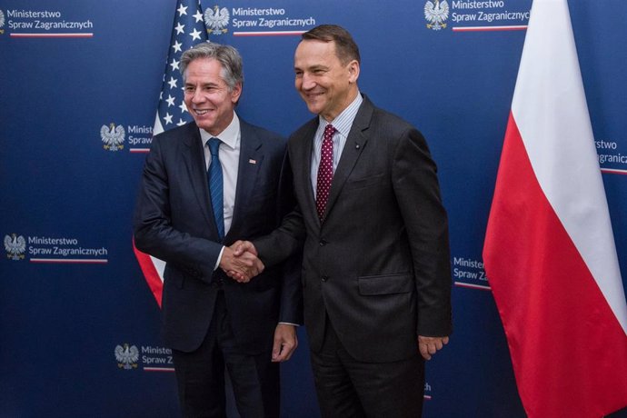 El ministro de Exteriores polaco, Radoslaw Sikorski, con el secretario de Estado estadounidense, Antony Blinken