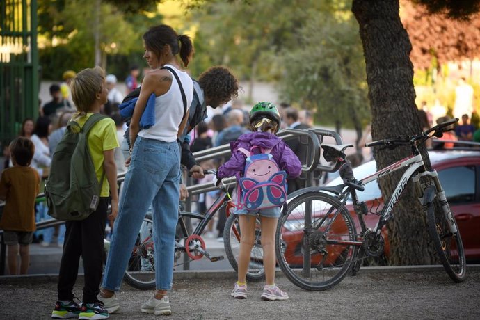 Niños llegan al colegio el primer día, a 9 de septiembre de 2024, en Madrid (España).