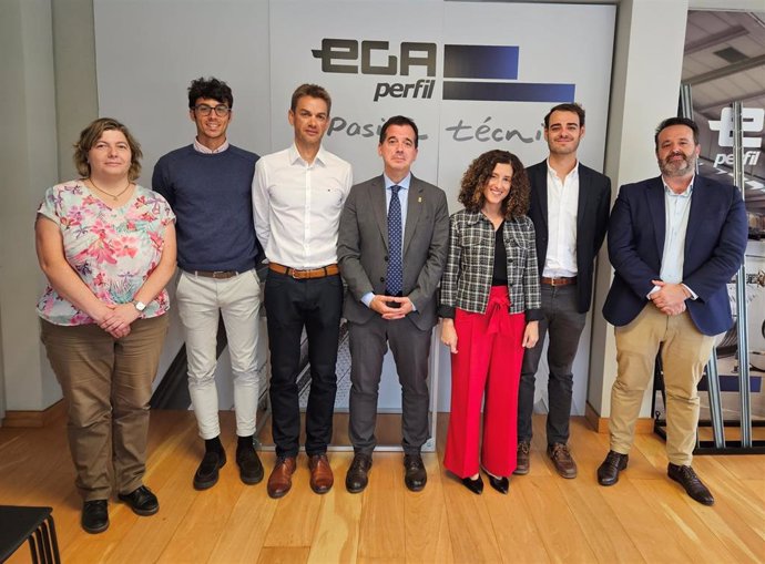 María Luisa Elguea( LASEME), Ignacio Casado y Jose Luis Guibert (Ega Perfil); el consejero Mikel Irujo, Amaia Goñi y Pablo Landa (Amixalan), y el director de Fomento Empresarial del Gobierno de Navarra, Iñigo Arruti