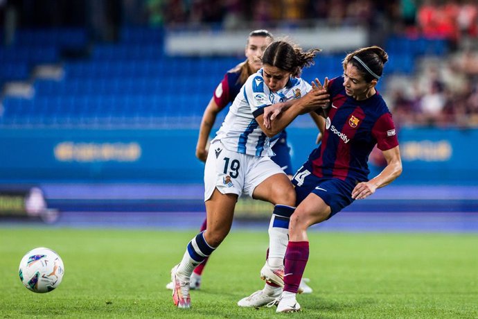 Archivo - Lorena Navarro of Real Sociedad Femenino fights for the ball with Aitana Bonmati of Fc Barcelona Femenino during the Spanish league, Liga F, football match played between Fc Barcelona  and Real Sociedad at Johan Cruyff Stadium on October 08, 202