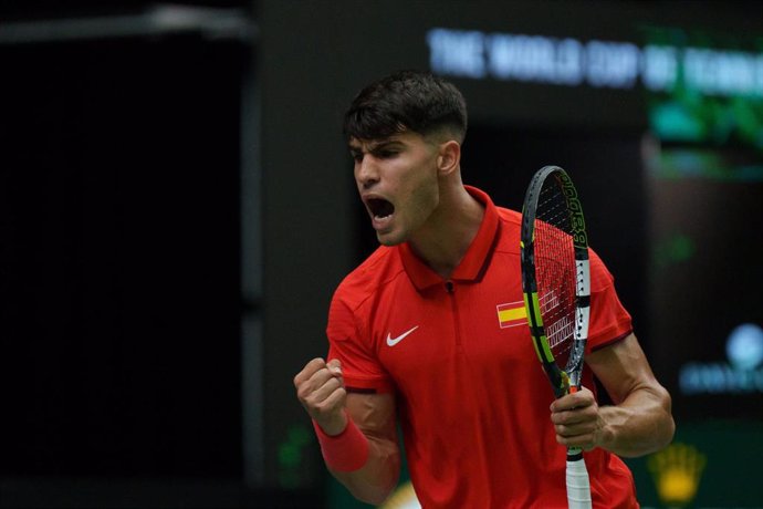 Carlos Alcaraz celebra un punto en la Copa Davis con España