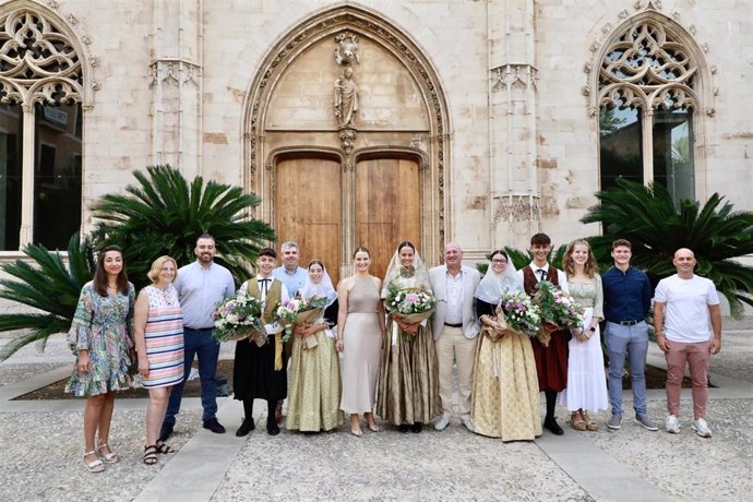 Archivo - La presidenta del Govern, Marga Prohens, junto a los 'vermadors' de Binissalem de 2023.