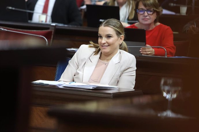 Archivo - La presidenta del Govern balear, Marga Prohens, durante un pleno del Parlament balear.