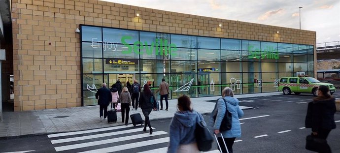 Archivo - Varias personas acceden a la terminal tras bajar de un avión.