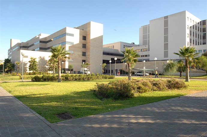 Archivo - Exterior de Hospital Universitario Reina Sofía de Córdoba, donde se encuentra ingresada la vecina de La Rambla.