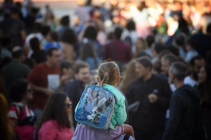 Una niña a hombros de su padre el primer día de colegio, a 9 de septiembre de 2024, en Madrid (España).