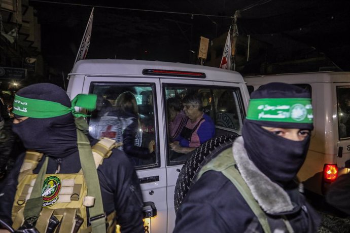 Archivo - FILED - 28 November 2023, Palestinian Territories, Rafah: Hamas and Islamic Jihad fighters hand over newly released hostages to the Red Cross in Rafah, as part of a hostages-prisoners swap deal between Hamas and Israel. Israel has allegedly aske