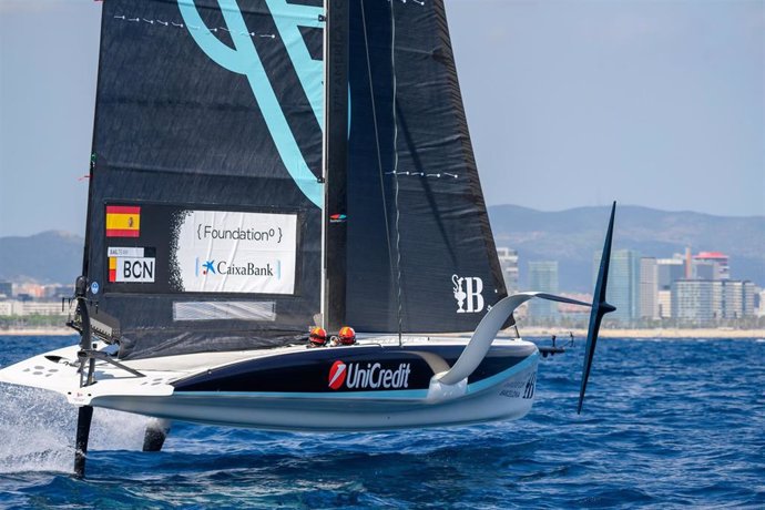 El barco AC40 del Sail Team BCN durante un entrenamiento