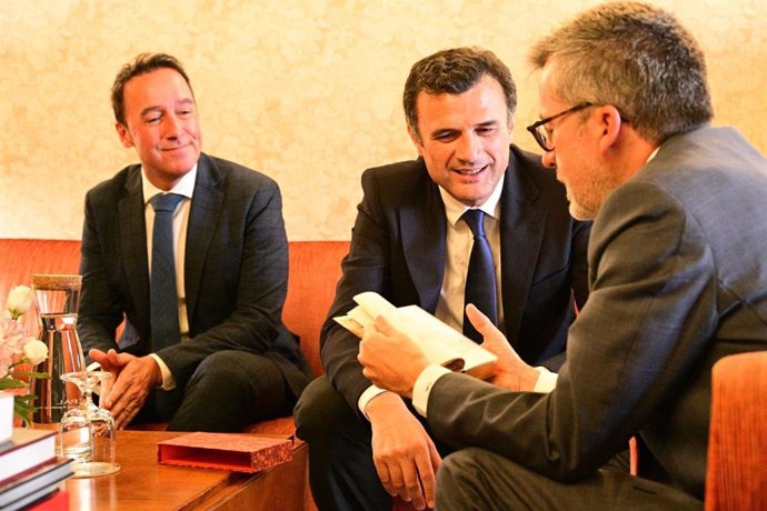 El alcalde de Cádiz, Bruno García, y el teniente de alcalde de Urbanismo y responsable del área de Desarrollo Urbano Sostenible, José Manuel Cossi, con el alcalde de Lisboa, Carlos Moedas.