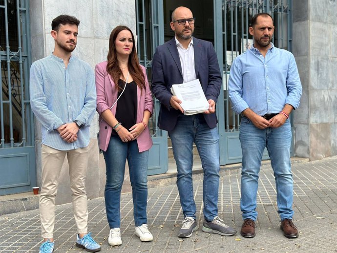 El alcalde de Carcabuey, Juan Miguel Sánchez (segundo por dcha.), acompañado por Lucía Sánchez, Manuel Cobo (izda.) y Sebastián Pérez.