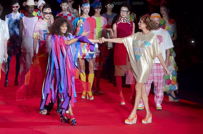 La actriz Ana Turpin (i) y la diseñadora Agatha Ruiz de la Prada tras su desfile en la Mercedes-Benz Fashion Week, en la Feria de Madrid IFEMA, a 12 de septiembre de 2024