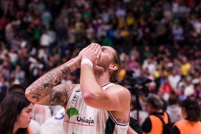 Archivo - Dylan Osetkowski celebra un triunfo con el Unicaja de Málaga.