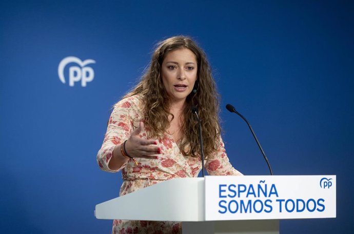 La vicesecretaria de Sanidad y Educación del PP, Ester Muñoz, durante una rueda de prensa tras la celebración del Comité de Dirección del Partido Popular en la sede nacional del partido, en Madrid (España). Durante su comparecencia, Sémper ha anunciado qu