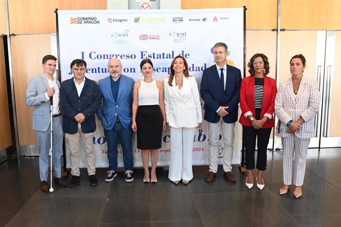 La ministra de Juventud e Infancia, Sira Rego (4i) y la alcaldesa de Zaragoza, Natalia Chueca (4d), durante el I Congreso Estatal de Juventud con Discapacidad, en el Palacio de Congresos de Zaragoza. 