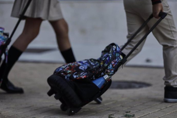 Archivo - Alumnos con mochila del Colegio Privado Alameda de Osuna durante el primer día del curso escolar 2020-2021, en Madrid (España) a 7 de septiembre de 2020. 