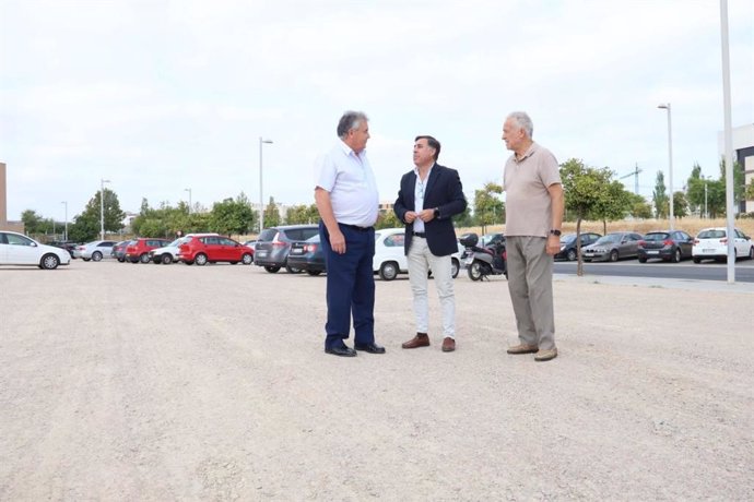 El delegado de Infraestructuras, Miguel Ruiz Madruga (centro), visita el aparcamiento en Parque Figueroa.