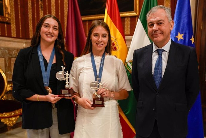 El alcalde de Sevilla, José Luis Sanz (d), junto a las nadadoras Alisa Ozhogina (c) y Marina García Polo (i).