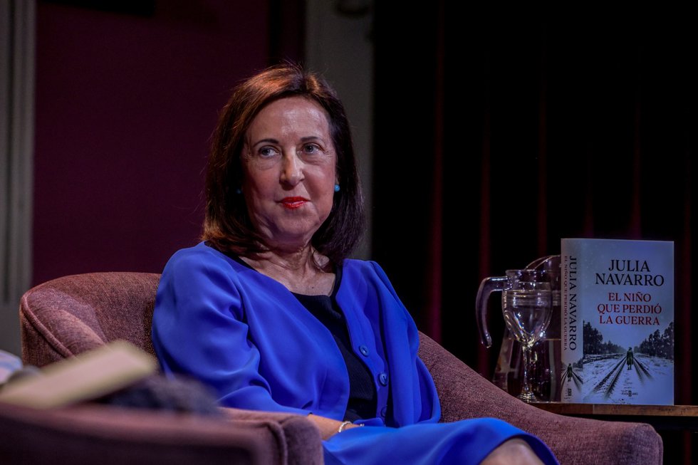 La ministra de Defensa, Margarita Robles, durante la presentación de la novela  presentación de la novela 'El niño que perdió la guerra', de Julia Navarro en el Ateneo de Madrid, a 12 de septiembre de 2024, en Madrid (España).
