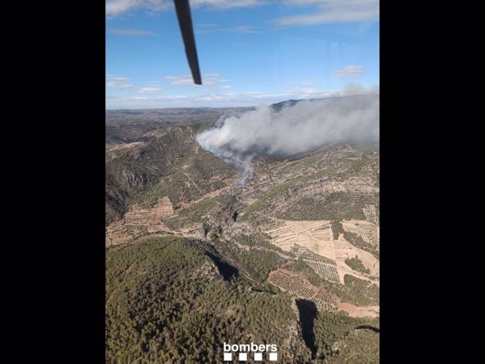 Imagen de los Bombers en el fuego de Cabacés (Tarragona)