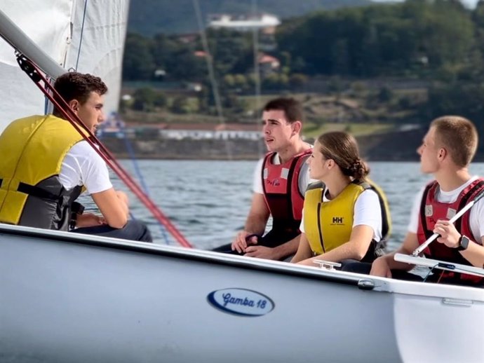 Imágenes de la Princesa Leonor navegando por la Ría de Pontevedra junto a sus compañeros