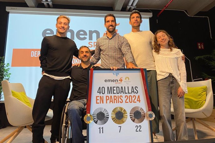 Los deportistas paralímpicos Iñigo Llopis, Nahia Zudaire, Iker Sastre y Álex Sánchez Palomero, junto al exfutbolista Raúl García.