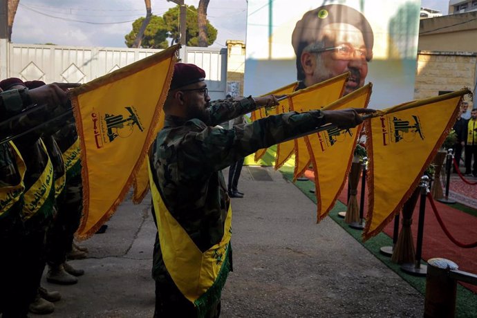 Miembros de Hezbolá participan en el funeral de uno de sus miembros