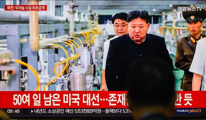 El líder de Corea del Norte, Kim Jong Un, inspeccionando una instalación de producción de material nuclear