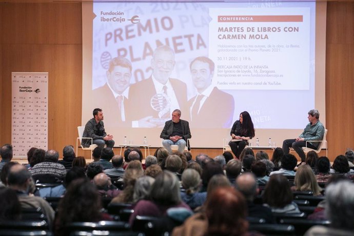 Archivo - Carmen Mola en 'Martes de libros' de Fundación Ibercaja en anteriores ediciones.