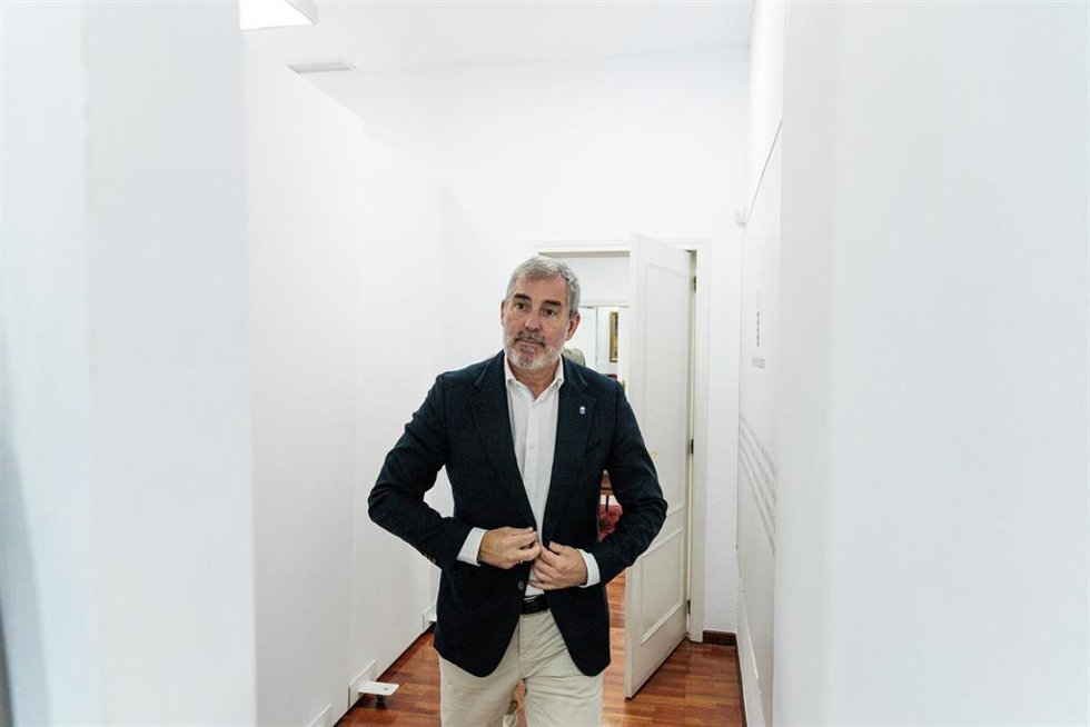 El presidente de Canarias, Fernando Clavijo, llega a ofrecer declaraciones a los medios tras una reunión con ocho ONGS, en la Delegación del Gobierno regional de Canarias en Madrid, a 5 de septiembre de 2024, en Madrid (España). Clavijo se ha reunido co
