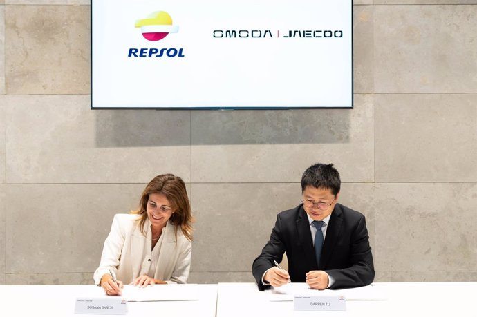 La directora de la Fuerza de Ventas B2B de Repsol, Susana Baños, y el Country Manager de Omoda y Jaecoo en España, Darren Tu, firmando el acuerdo multienergético