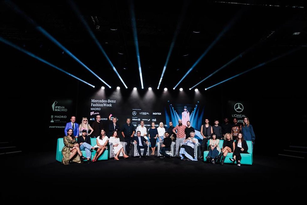 De izquierda a derecha fila superior, Félix Ramiro, María Lafuente, Alfonso Pérez de Angel Schlesser, Roberto Verino, Nacho Aguayo y Álex Miralles de Pedro del Hierro, Ana Rodríguez -directora de MBFWMadrid-, Xavi García y Franx de Cristal de Acromatyx,