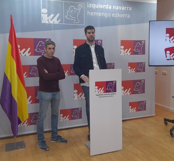 Jon Hernández, parlamentario de Sumar en el Parlamento Vasco, y Carlos Guzmán, coordinador general de IU Navarra y portavoz parlamentario de Contigo-Zurekin