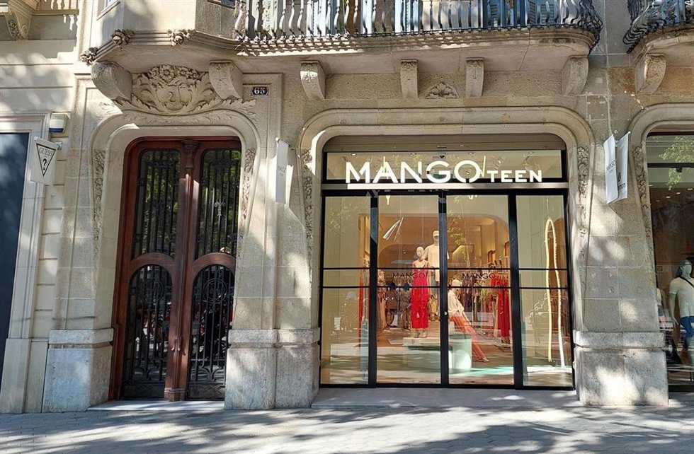 Archivo - Tienda Mango Teen en el paseo de Grcia de Barcelona