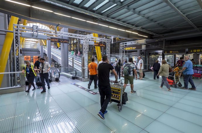 Varias personas en la terminal T4 del aeropuerto Adolfo Suárez Madrid-Barajas, a 30 de agosto de 2024, en Madrid (España).  Las aerolíneas que operan en el Aeropuerto Adolfo Suárez Madrid-Barajas tiene previsto operar 3.412 vuelos en la operación retorno 