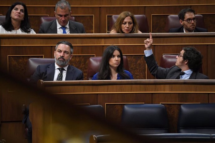 Archivo - (I-D) El líder de VOX, Santiago Abascal; a portavoz del PP en el Congreso, Pepa Millán y el diputado de VOX, José María Figaredo, durante una sesión plenaria en el Congreso de los Diputados.