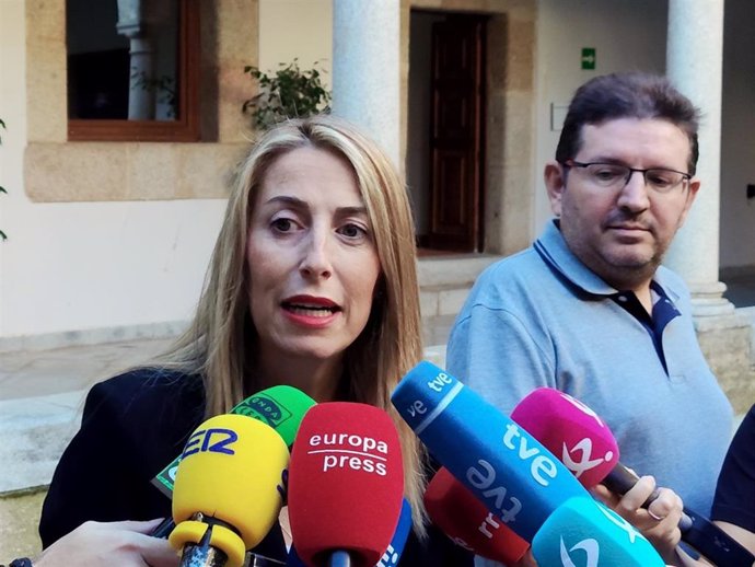 La presidenta de la Junta de Extremadura, María Guardiola, ofrece declaraciones a los medios de comunicación en Presidencia.