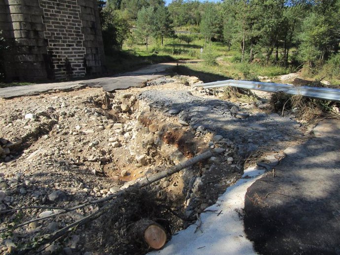 Acceso a Ibort (Huesca).