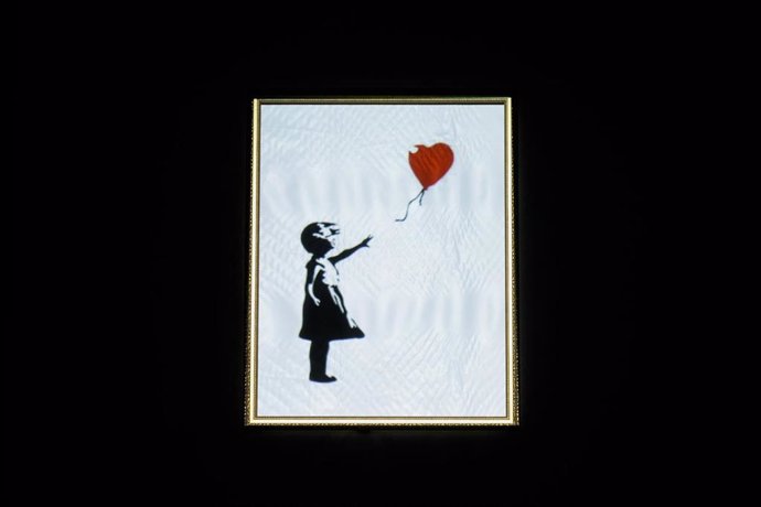 Archivo - Una versión de la 'Niña con Globo' de Banksy durante una exposición en Portugal