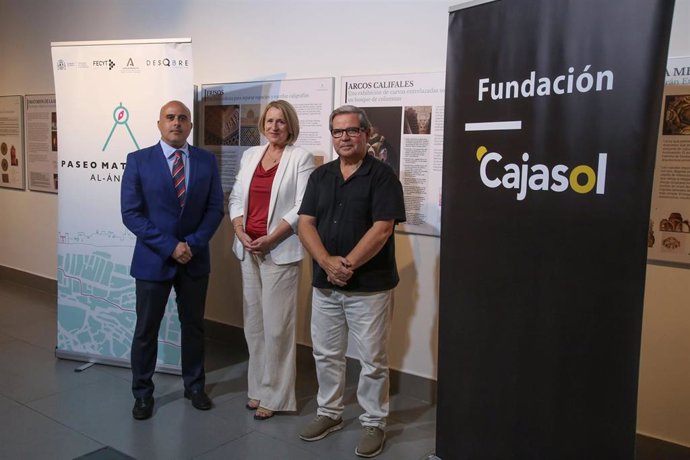 El delegado de la Fundación Cajasol en Córdoba, Juan Manuel Guerrero Carrasco, la directora general de Fundación Descubre, Teresa Cruz Sánchez, y el director científico del proyecto, Álvaro Martínez Sevilla.