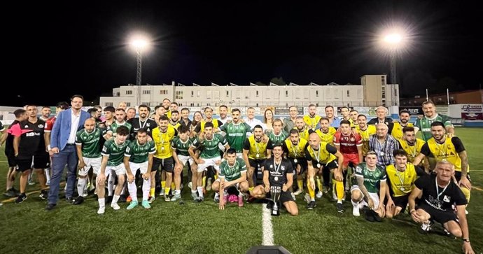 Jugadores y cuerpo técnico del Begíjar CF y el Úbeda Viva, junto a autoridades, tras la final.