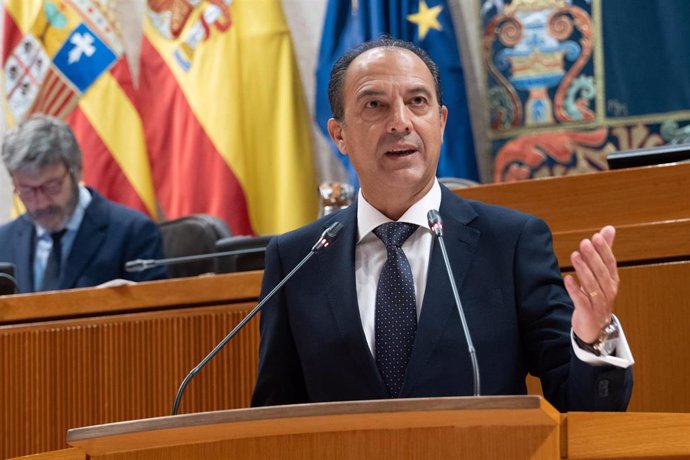 El consejero de Sanidad, José Luis Bancalero, en las Cortes de Aragón.