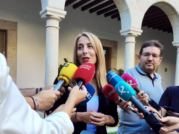 La presidenta de la Junta de Extremadura, María Guardiola, atiende a los medios de comunicación en la sede de Presidencia.