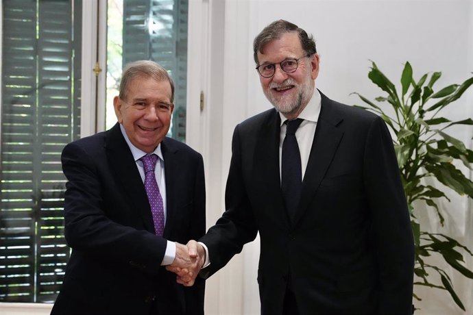 El expresidente del Gobierno Mariano Rajoy se reúne con el candidato opositor Edmundo Gonzalez