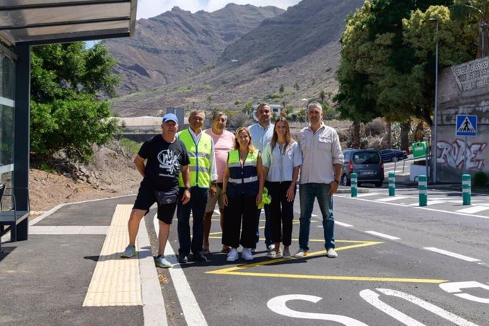 La presidenta del Cabildo de Tenerife, Rosa Dávila (en el centro), en una visita a una parada de guaguas en Bajamar