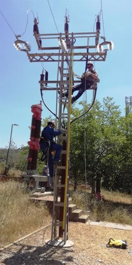 Trabajadores en un tendido eléctrico