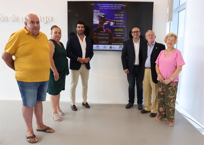 El vicepresidente y diputado provincial de Cultura, Manuel López Mestanza, junto a José Antonio Carabantes, alcalde de Guaro; Juan Recio, presidente de la Federación Peñas Flamencas; y Marisol Martín, presidenta de la peña flamenca El Almendro, de Guaro.