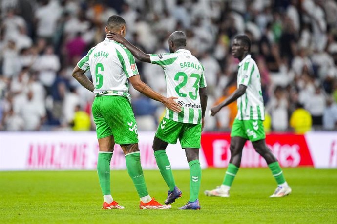 Los jugadores del Real Betis durante un partido en el Santiago Bernabéu.