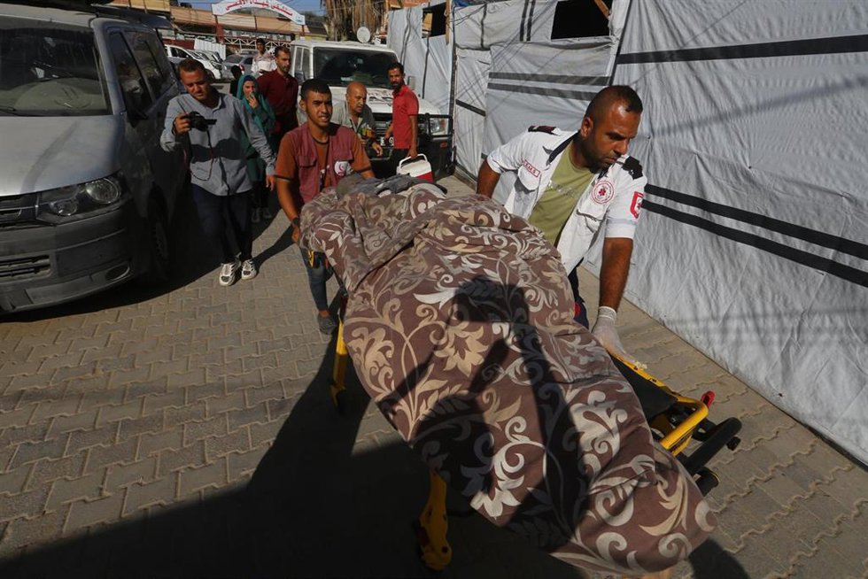 Traslado al Hospital Al Aqsa de víctimas palestinas tras un bombardeo del Ejército de Israel contra una escuela de la Agencia de la ONU para los Refugiados Palestinos en Oriente Próximo (UNRWA) en el campamento de refugiados de Nuseirat, en Gaza (archiv